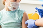 Děti by na očkování proti covidu měly čekat maximálně pár dnů, ministerstvo zdravotnictví to zadalo jako prioritní úkol ředitelům nemocnic