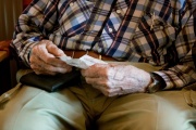 Důchodci budou od září 2023 platit více za výplatu důchodů na poště