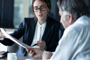 Finanční úřady i v roce 2023 vysílají za lidmi pomocníky s přiznáním