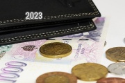 Minimální mzda v roce 2023 vzrostla na 17 300 Kč, což ovlivní povinnosti i výhody