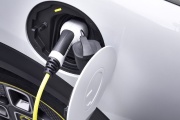 O příspěvek na nákup elektromobilu a  výstavbu dobíjecí stanice budou podnikatelé moci požádat od roku 2024