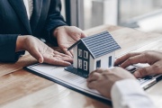 Od daně z prodeje nemovitosti může osvobodit splnění časového testu vlastnictví nebo bydlení před prodejem