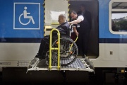 Osoby invalidní ve třetím stupni mají od července 2022 novou slevu na jízdném