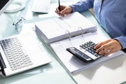 Podnikající fyzická osoba může daňovou administrativu řešit několika způsoby
