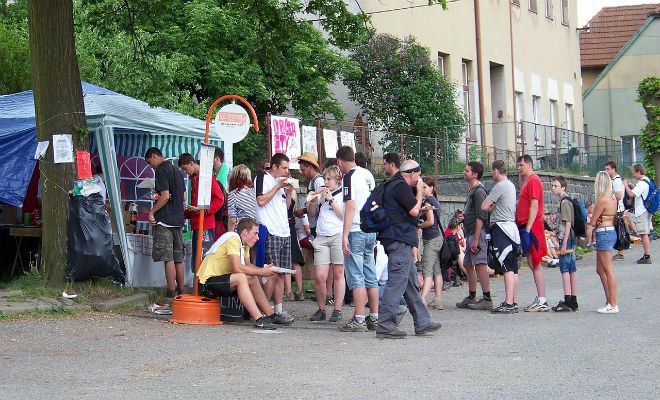 Stánky s občerstvením budou elektronicky evidovat později ne od prosince 2016.jpg