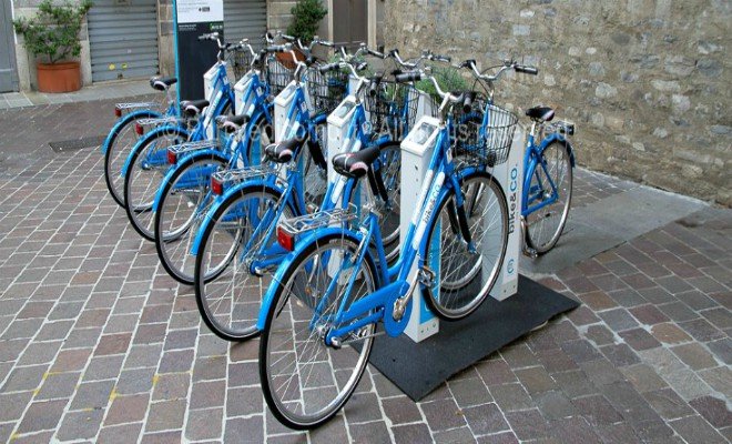 Stojany na kola i kola samotná využívaná pro provozování bikesharingu mohou podléhat místnímu poplatku za užívání ve 2.jpg