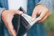 Zaměstnavatelé mohou umožnit čerpání části výplaty dříve jako benefit