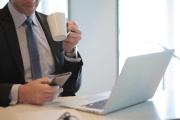 EET 2.0 má oficiální web eet.gov.cz a infolinku pro podnikatele