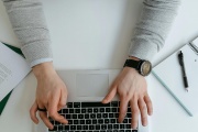 Jak se uplatňuje sleva na pojistném zaměstnavatele v jednotném  měsíčním hlášení?