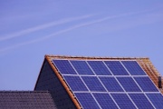 Jak to bude s licencemi a ukládáním energie z vlastních zdrojů od srpna 2025?