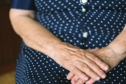 Jaké částky příjmů musí zůstat seniorům a zdravotně postiženým po úhradě pobytových služeb v roce 2025?