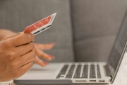 Nová povinnost pro e-shopy a poskytovatele online služeb od června 2026