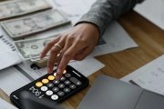 Daň z mimořádných zisků se možná zruší už v roce 2025