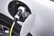 O příspěvek na nákup elektromobilu a  výstavbu dobíjecí stanice budou podnikatelé moci požádat od roku 2024