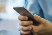 Poslání platby přes telefonní číslo jde už u šesti bank