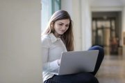 Studentům, kteří měli v roce 2023 příjem z brigád, se vyplatí podat v roce 2024 daňové přiznání