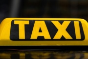 Řidiči taxislužeb a přepravních platforem budou možná prokazovat znalost češtiny
